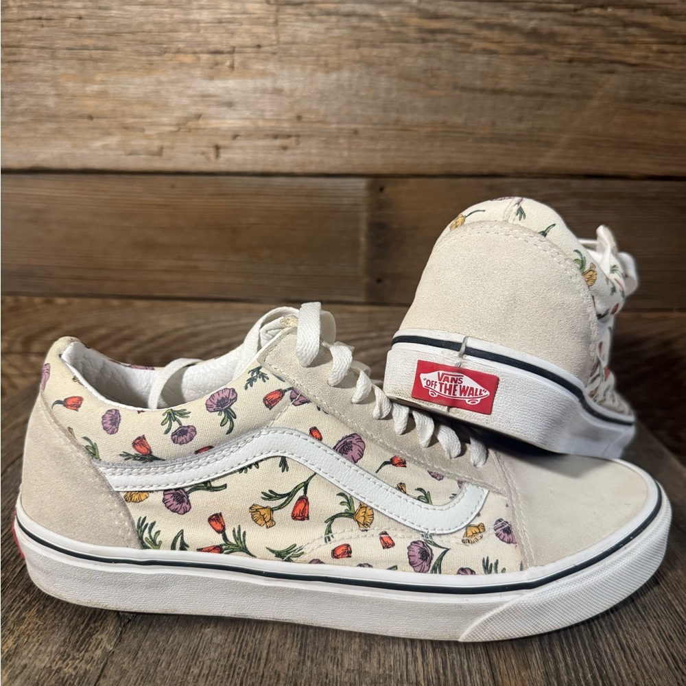 Vans Woman’s Old Skool Floral Poppy Cream Sneakers. Size 10